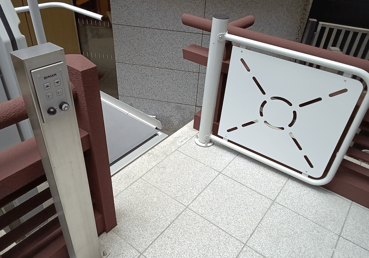 東京都港区虎ノ門金刀比羅宮様 車いす用段差解消機 ミニリフト7