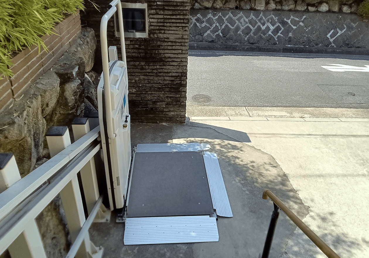 大阪府枚方市W様邸 車いす用階段昇降機 シンフォニーEA7