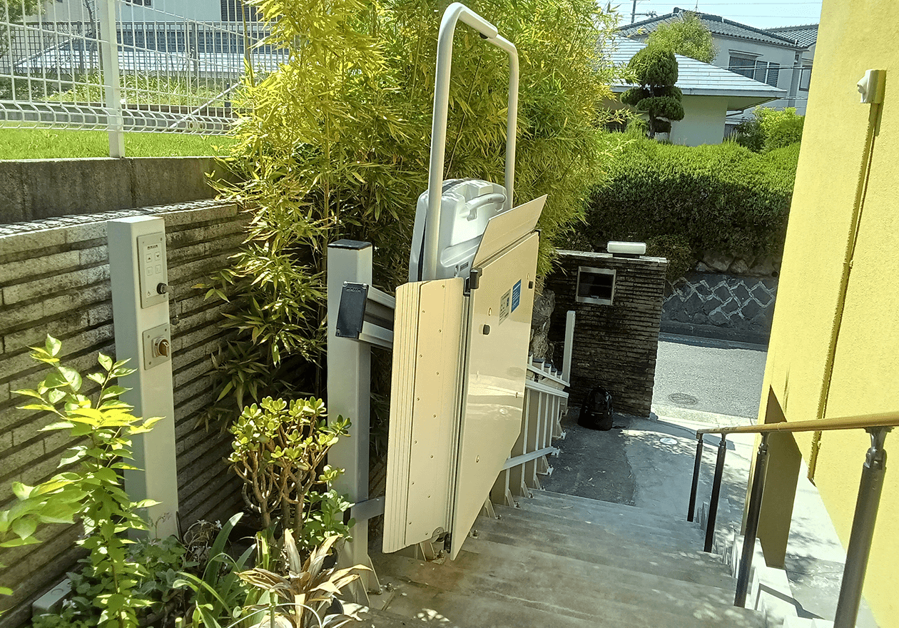 大阪府枚方市W様邸 車いす用階段昇降機 シンフォニーEA7