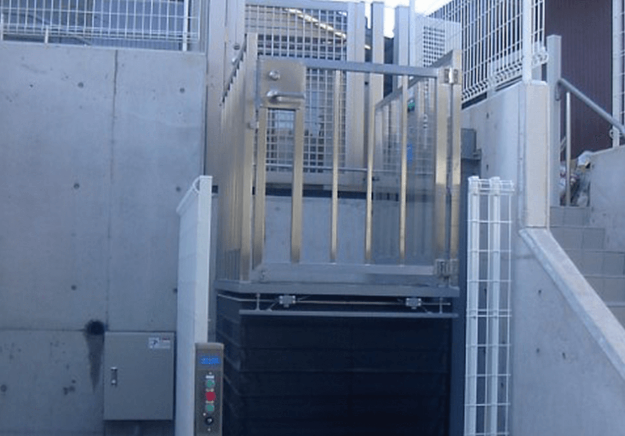愛知県名古屋市デイサービス町南様 車いす用段差解消機 段差解消機