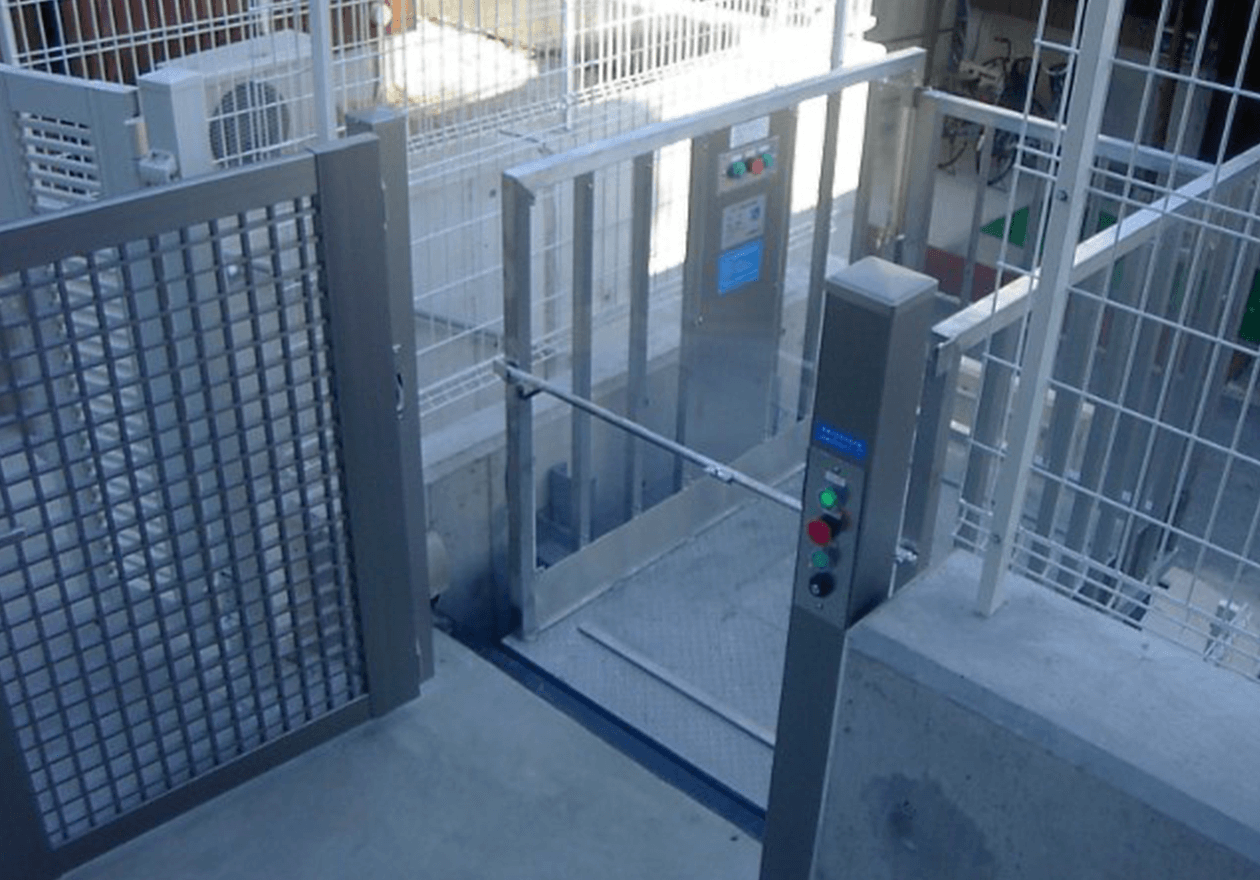 愛知県名古屋市デイサービス町南様 車いす用段差解消機 段差解消機